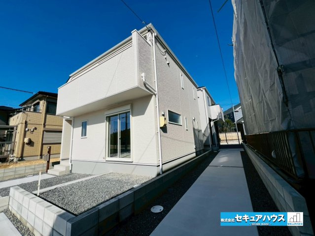 【今からご案内可能】豊明市二村台1丁目　全2棟の庭|【庭】
◆南向きの庭スペースがございます。自転車を置いたり、お子様の外で遊ぶおもちゃを置くことができます。
◆砂利敷きのお庭はお洒落な雰囲気に仕上がりに合わせて雑草対策にもなっています。　　　　　　　