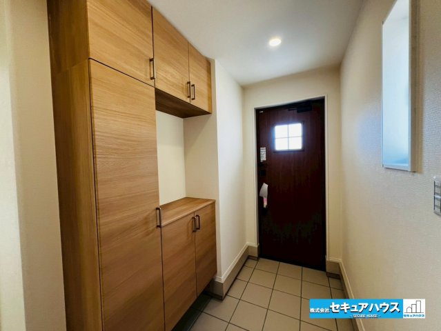 【今からご案内可能】豊明市二村台1丁目　全2棟の玄関|【玄関】
◆採光・通風にも配慮された設計で毎日明るい空間をキープします♪
◆収納力の高いシューズボックス付きです。玄関周りがスッキリと片付きます。
◆ダブルロックキーで防犯面も安心です。　　　　　　　