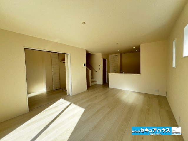 【今からご案内可能】豊明市二村台1丁目　全2棟の居間・リビング|【LDK16.7帖】
◆南向きのリビングは陽当たり良好です。
◆リビングイン階段の為家族で顔を合わせる機会ができ、会話が生まれます。
◆リビングに続く洋室の扉を開けると開放感が増します♪　　　　　　　
