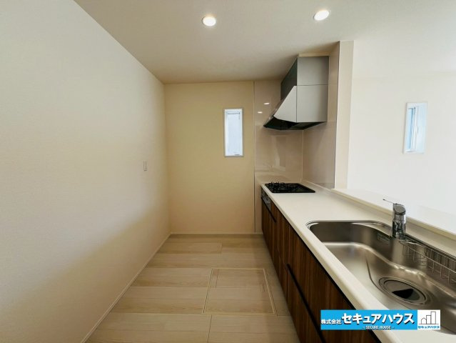 【今からご案内可能】豊明市二村台1丁目　全2棟のキッチン|【キッチン】
◆広々としたキッチンスペースの為家族で並んで料理することができます。
◆床下収納には飲み物や、長期保存できる食品、紙製品・洗剤などの日用品、防犯グッズ等を入れておくことができます。　　　