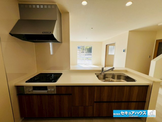 【今からご案内可能】豊明市二村台1丁目　全2棟のキッチン|【キッチン】
◆同時にたくさんの料理が調理できる3口コンロ付きです。「焼く・蒸す・煮る」の工程を同時進行で進めることができるので、料理を素早く作ることができます。育児でバタバタ忙しいママに嬉しい♪　　