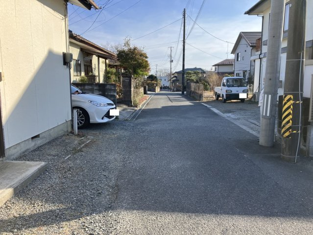 金山町朝日台 中古一戸建ての前面道路含む現地写真