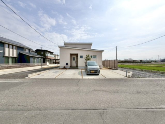 【中古戸建】太田市高林北町の外観|■外観｜広々とした駐車スペースで楽々駐車可能！お買い物後もスムーズにお荷物を運べます♪