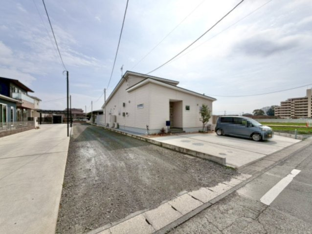 【中古戸建】太田市高林北町の外観|■外観｜前面道路が広く見渡しが良いので、車の安全確認もばっちり！
