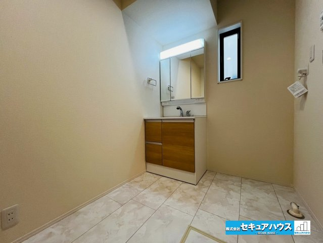 【今からご案内可能】豊明市二村台1丁目　全2棟の独立洗面台|【洗面台】
◆鏡の裏にはたっぷりと収納スペースを標準装備！
◆電源を付属しているのでドライヤーなど利用できます。
◆広い設計の洗面室となっているため洗面台背面に収納棚等を置くことが出来ます。　　　　　