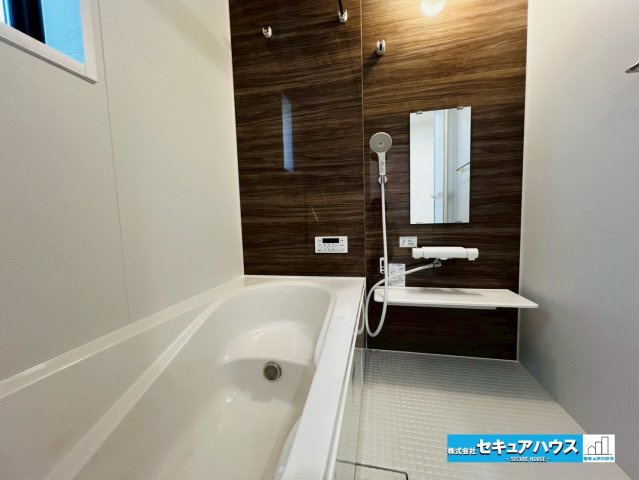 【今からご案内可能】豊明市二村台1丁目　全2棟の浴室|【浴室】
◆アクセントパネルで落ち着きのある雰囲気を演出します。毎日の疲れを癒やすバスタイムをお楽しみ下さい！
◆窓付きで、カビの繁殖を抑える効果があります。
◆追い炊き機能を備えたオートバスです。　