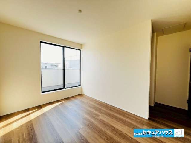 【今からご案内可能】豊明市二村台1丁目　全2棟の洋室|【洋室6.7帖】
◆お子様のお部屋や主寝室、来客時の宿泊室、趣味のお部屋としてもご利用いただけます♪
◆全居室収納付きのため、各居室ごとにお洋服や荷物を収納できます。　　　　　　　　　　　　　　　　　