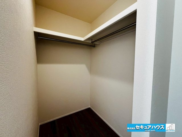 【今からご案内可能】豊明市二村台1丁目　全2棟の収納|【ウォークインクローゼット】
◆お洋服はもちろん、キャリーバッグやゴルフバッグ等も収納できます。
◆扉がないことにより通気性が高いです。また、奥行きが出るため広さを感じることができる設計です。　　　　
