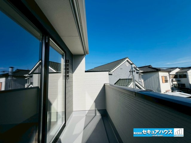 【今からご案内可能】豊明市二村台1丁目　全2棟のバルコニー|【バルコニー】
◆南向きのバルコニーは見晴らしもよく、太陽の温かな温もりをめいっぱい受け止めてくれます。そのため洗濯物がすぐに乾きます♪
◆ワイドな設計の為一度に沢山の洗濯物を干すことが可能です。　　