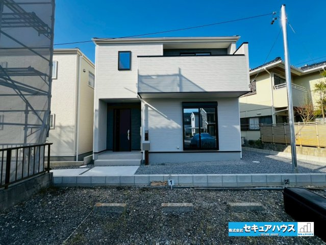 【今からご案内可能】豊明市二村台1丁目　全2棟の庭|【庭】
◆南向きの庭スペースがございます。自転車を置いたり、お子様の外で遊ぶおもちゃを置くことができます。
◆砂利敷きのお庭はお洒落な雰囲気に仕上がりに合わせて雑草対策にもなっています。　　　　　　　