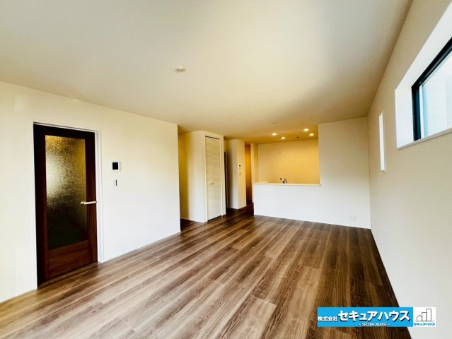 【今からご案内可能】豊明市二村台1丁目　全2棟の居間・リビング|【LDK17.7帖】
◆ブラウン×ホワイトの「温かみ」と「清潔感」が共存する、落ち着いた大人の癒し空間を演出したデザイン。ブラウンで落ち着きを、ホワイトで広さと明るさを出し、お洒落な雰囲気が魅力です。