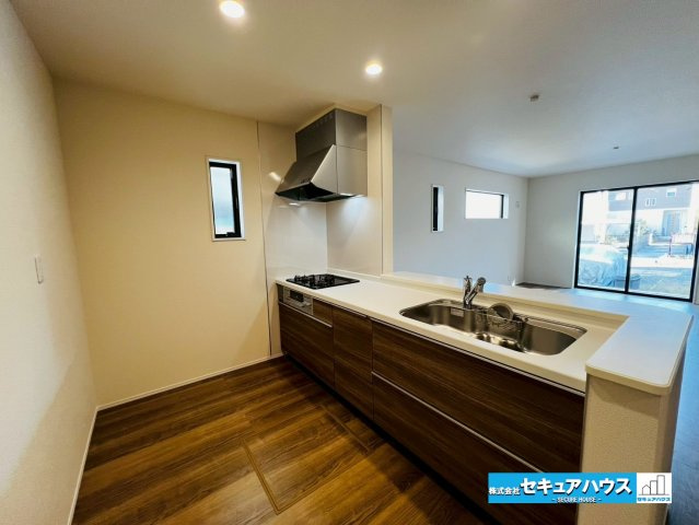 【今からご案内可能】豊明市二村台1丁目　全2棟のキッチン|【キッチン】
◆対面式キッチンの為、リビングで遊ぶお子様の様子やテレビを見ながら料理することができます。
◆キッチンの窓は調理中のニオイや煙、熱気を効率的に排出できる高い換気能力があります。　　　　　