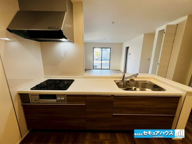 【今からご案内可能】豊明市二村台1丁目　全2棟のキッチン|【キッチン】
◆同時にたくさんの料理が調理できる3口コンロ付きです。「焼く・蒸す・煮る」の工程を同時進行で進めることができるので、料理を素早く作ることができます。育児でバタバタ忙しいママに嬉しい♪　　