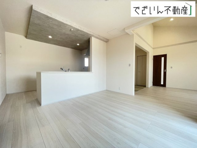 【居間・リビング】 | Livele Garden.S深谷市宿根第3　【平屋】新築住宅 | 細部まで丁寧に仕上げられた内装が、日々の生活を豊かに彩ります。家族の思い出が増えていく場所に。
現地(2026年6月撮影)