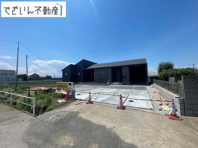 【前面道路含む現地写真】 | Livele Garden.S深谷市宿根第3　【平屋】新築住宅 | 安心して暮らせる利便性と、子どもを安心して育てられる穏やかな住環境が魅力です。
現地(2026年6月撮影)