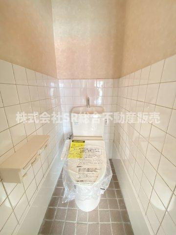 近江堂2丁目店舗付き中古テラスハウスのトイレ|1F店舗部分のトイレも温水洗浄便座付きです！