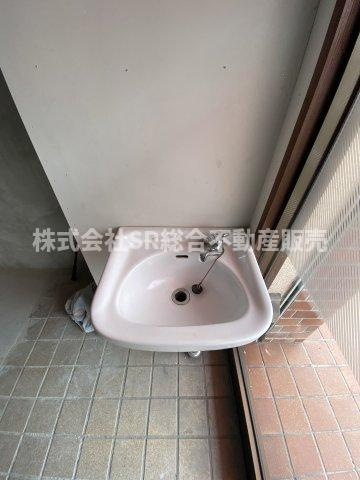 近江堂2丁目店舗付き中古テラスハウスの洗面所|1F店舗部分に洗面台あります！