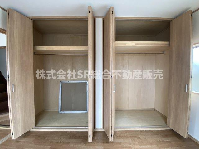 近江堂2丁目店舗付き中古テラスハウスの収納|壁一面に収納があり容量たっぷりございます！