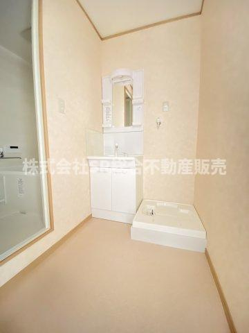 近江堂2丁目店舗付き中古テラスハウスの脱衣所|室内洗濯機置場もあり清潔感のある脱衣場です！