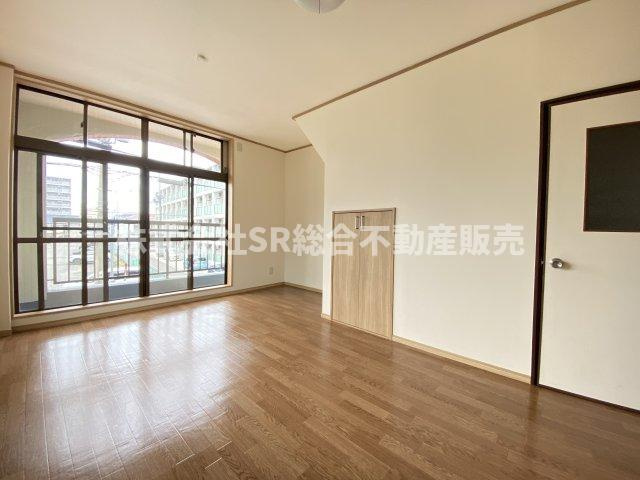 近江堂2丁目店舗付き中古テラスハウスの居間・リビング|ゆったりとしたリビングです