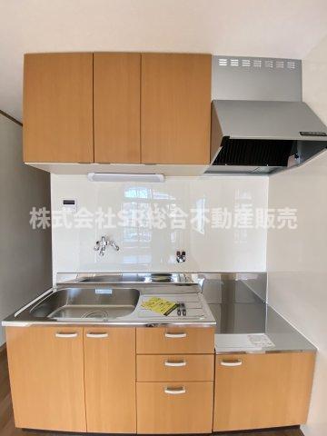 近江堂2丁目店舗付き中古テラスハウスのキッチン|上下に収納もありお料理しやすいキッチンです