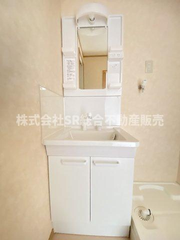 近江堂2丁目店舗付き中古テラスハウスの独立洗面台|独立洗面台、小物を置くことができて便利です