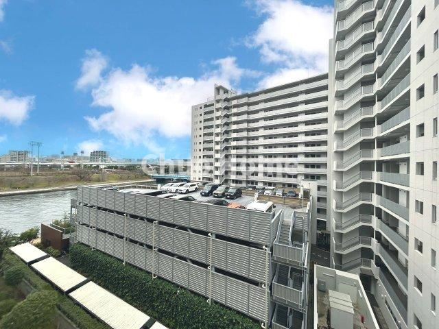 トーア辰巳マンションの展望|手を伸ばせば、ふれることが出来そうな環境が、そのままインテリアになったような印象です。その豊かな眺望にふさわしい空間には、通風・採光にも優れ、心地よい光と風があふれています