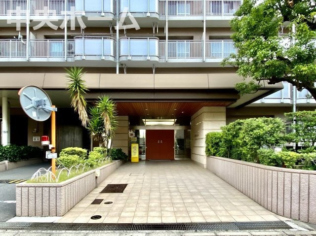 トーア辰巳マンションのエントランス|【エントランス】マンションのエントランスは、その物件の印象を決める、顔とも言える場所です。毎日通る場所ですからきれいなのが一番です。エントランス内はオートロックですので暮らしの安全も確保されています。