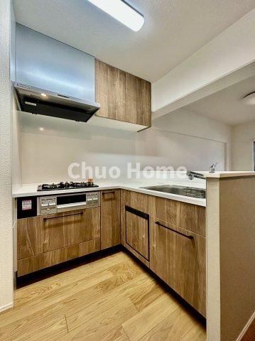 トーア辰巳マンションのキッチン|収納豊富なシステムキッチン