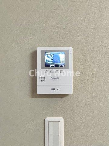 トーア辰巳マンションのセキュリティ|【モニターホン】誰が来たかすぐにわかるカラーモニター付きインターホン。通話ボタンを押すまでは室内の音は漏れていませんので相手を確かめてから応対できます。
