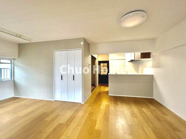 トーア辰巳マンションのキッチン|視界に広がりを生むオープンなキッチン。料理や片付けをしながら、家族との会話を楽しんだり、リビングで遊ぶ子どもを見守れます。ご見学時には家具の配置などもイメージしながらぜひご覧になって見て下さい。