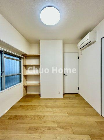 トーア辰巳マンションの寝室|【寝室】心と体をゆったりと安らげる主寝室。寝室のゆとりが大きい分だけ、暮らしの安らぎは深まります。一日の疲れを癒すだけでなく、ご夫婦の親密な語らいを紡ぎ出します