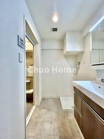 トーア辰巳マンションの脱衣所|【洗面所】明るい洗面所は朝をすっきりさせてくれる空間です。バタバタしている忙しい朝でも収納が多い洗面台では短い時間で効率良く支度ができます。