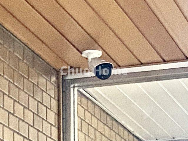 トーア辰巳マンションの防犯設備|【防犯カメラ】何かあった時の大事な証拠になることももちろんなりますが、防犯というくらいですので大事なのは防犯カメラがあることによって抑止力につながることですよね。