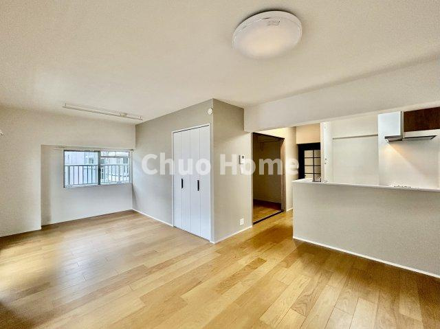 トーア辰巳マンションの居間・リビング|【居間・リビング】「ＬＤＫは家族団らんをデザイン」広いＬＤＫでは家族が集まり一緒の時間を過ごせる工夫がされております。何気ない一日の当たり前のひとコマがいつか一生の宝物になります