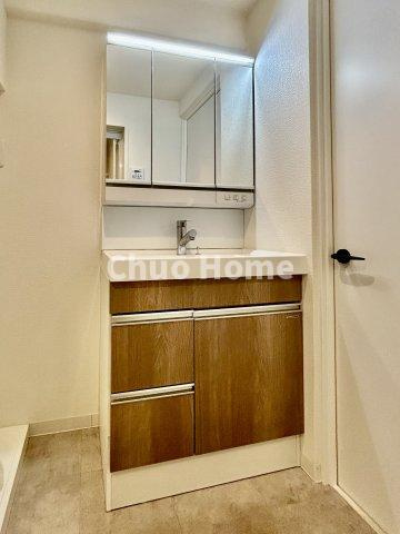 トーア辰巳マンションの独立洗面台|【洗面化粧台】洗面化粧台には三面鏡を採用。身だしなみを整えやすい事はもちろんですが、鏡の後ろに収納スペースを設ける事により、散らかりやすい洗面スペースをすっきりさせる事が出来るのも嬉しいですね