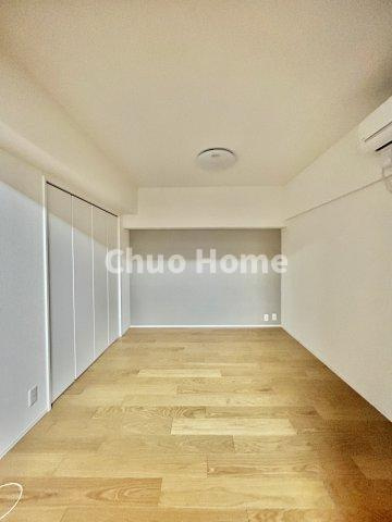 トーア辰巳マンションの洋室|【洋室】快適に過ごす条件は、一人ひとり違います。だからこそ飾り過ぎないシンプルな内装と偏り過ぎないデザインで統一しております。居住していく中でオーナー様だけの【マイホーム】に創り上げて下さい