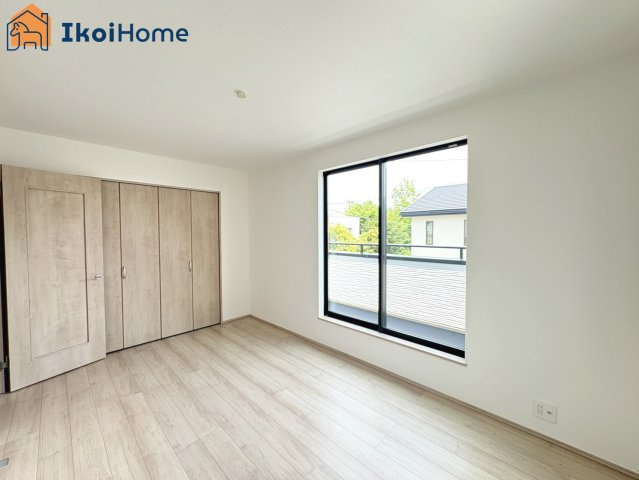 神戸市西区樫野台2丁目　全2棟A号棟　新築戸建の寝室|【ホームページに現地動画掲載中】●年中無休：当日予約可●バルコニーに面した明るいお部屋です♪