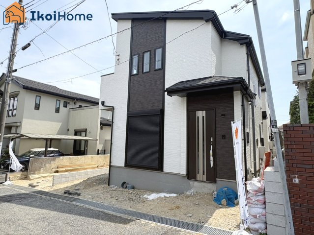 神戸市西区樫野台2丁目　全2棟A号棟　新築戸建の駐車場|●年中無休：当日予約可●お車は縦列で2台駐車可能です！前面道路は交通量少なめで入出庫楽々安心です。