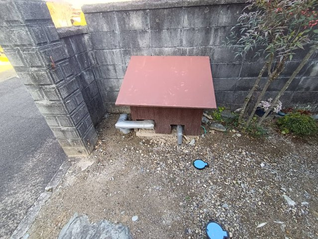 西条市福武甲2136-4　中古戸建のその他|隣地共有の地下水汲み上げポンプ