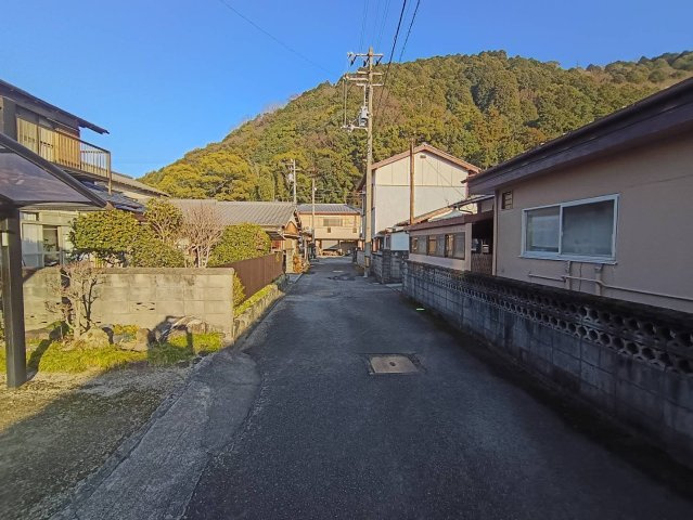 西条市福武甲2136-4　中古戸建の前面道路含む現地写真