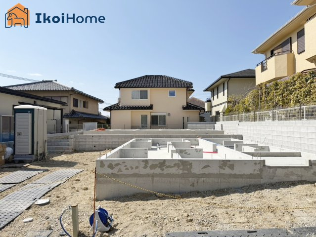 神戸市西区樫野台2丁目　全2棟B号棟　新築戸建の駐車場|●年中無休：当日予約可●お車は縦列で2台駐車可能です！前面道路は交通量少なめで入出庫楽々安心です。