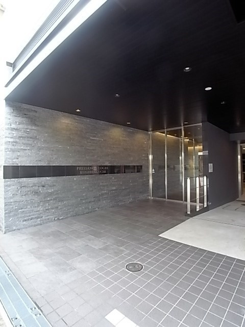 プレサンスロジェ甲子園口の外観