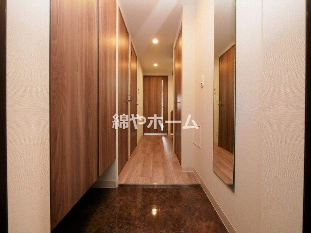 ワールドアイ難波南PORTAの玄関|収納もある玄関です