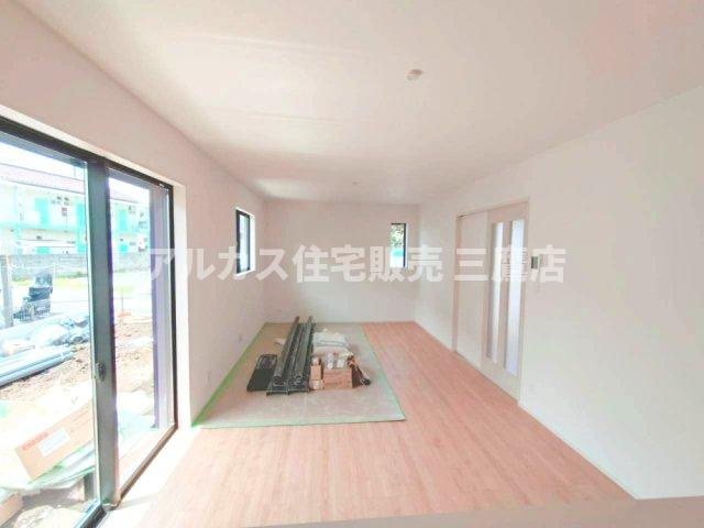 狛江市中和泉５丁目 小田急線 狛江駅 新築戸建の居間・リビング