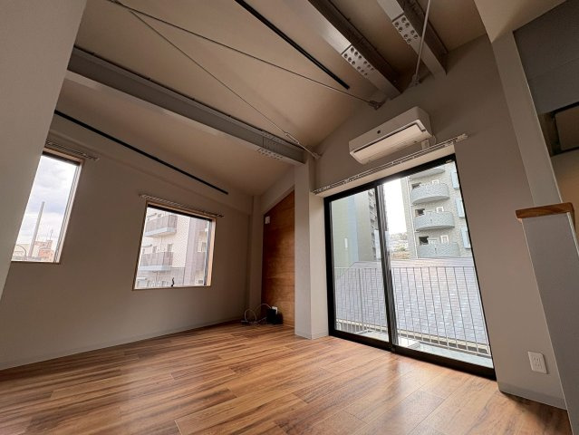 宝塚駅前BASEの居間・リビング