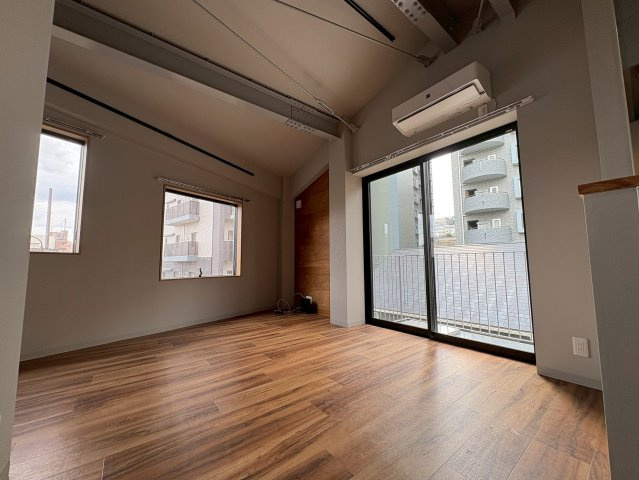 宝塚駅前BASEの居間・リビング