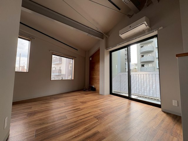 宝塚駅前BASEの居間・リビング