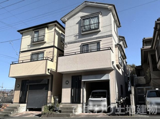 【外観】 | 綾瀬市大上3丁目 中古戸建て | 販売現地　外壁・屋根塗装（2026年3月完了予定）　西側約9.0m公道に接道　駐車1台（ビルトインガレージ・車種によります）
