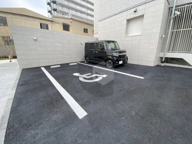 スプランディット高井田の駐車場